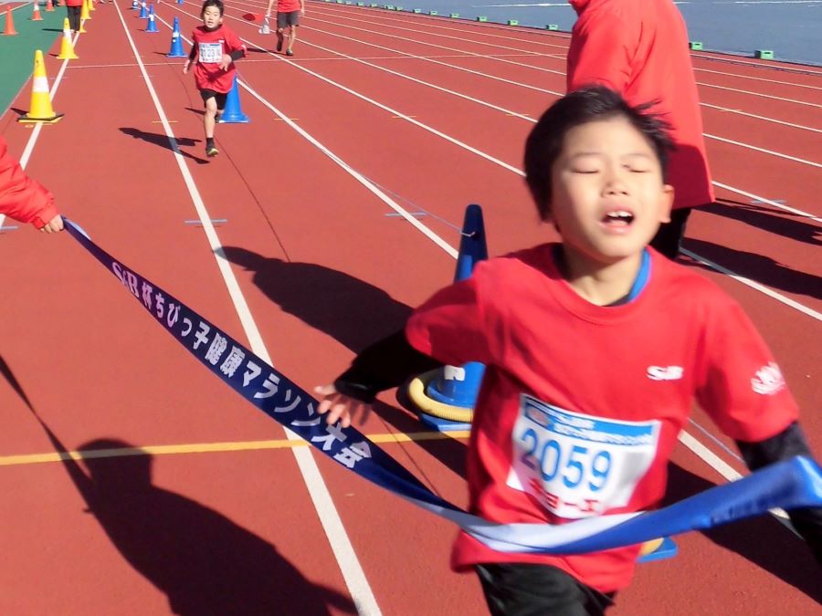 2年男子優勝の清水くん！後方は2位の大和くん。