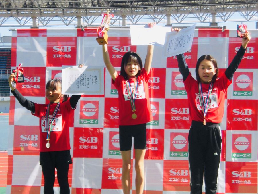 4年女子入賞の3名。左から、2位の堀江さん、1位の村山さん、3位の岩浅さん。村山さんのタイムは全国歴代5位！