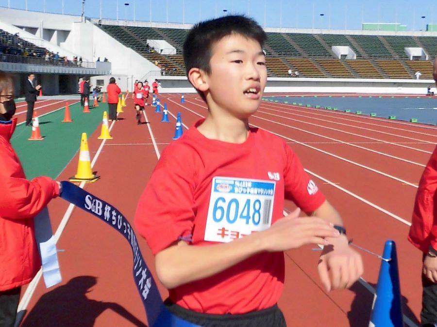 6年男子優勝の新開くん！