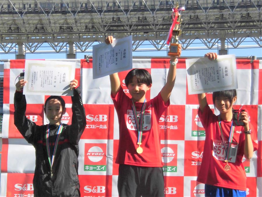 6年女子入賞の3名。左から、2位の古川さん、1位の稲井さん、3位の岸本さん。