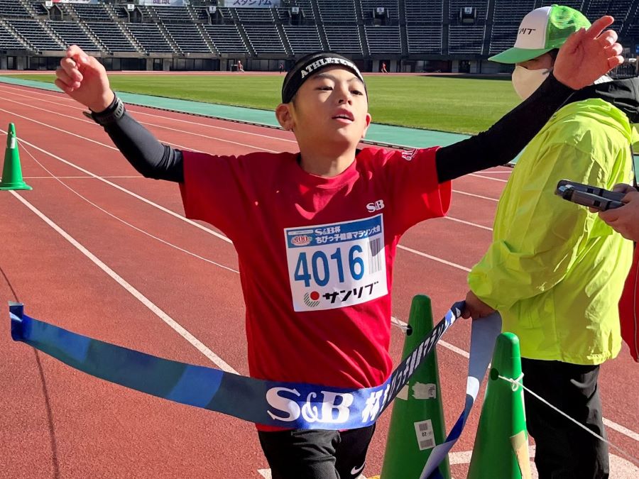 4年男子優勝の東くん！