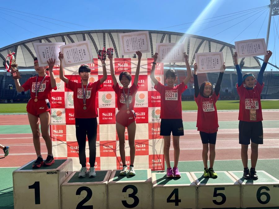 6年女子入賞の6名。1位から順に、野村さん、後藤さん、中熊さん、古庄さん、佐藤さん、石垣さん。