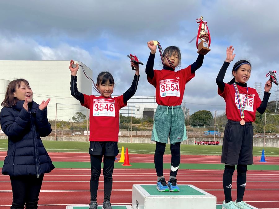 3年女子入賞の3名！1位から順に、西村さん、堤さん、岡﨑さん。