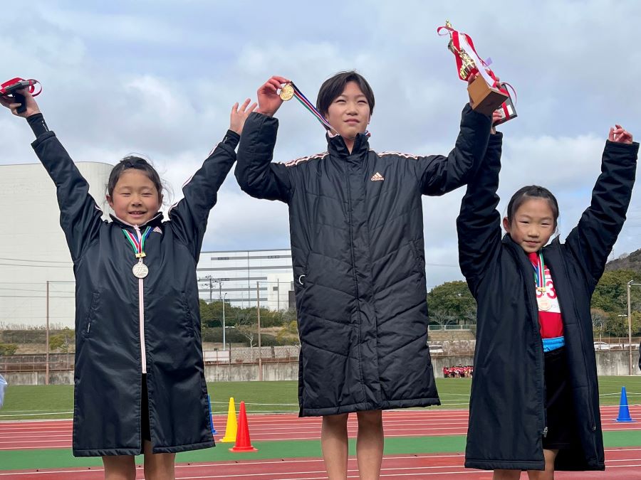 4年女子入賞の3名！1位から順に、隈部さん、池野田さん、白石さん。