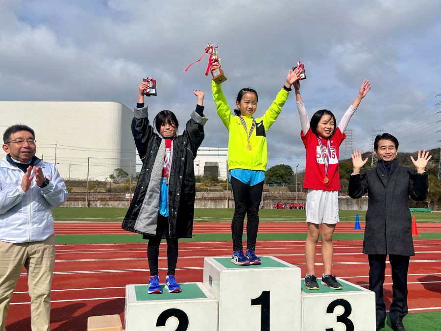 5年女子入賞の3名！1位から順に、井澤さん、田中さん、豊村さん。