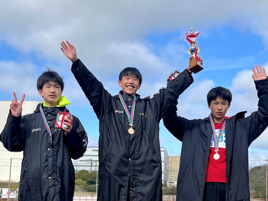 6年男子入賞の3名！1位から順に、大西くん、本澤くん、木野くん。