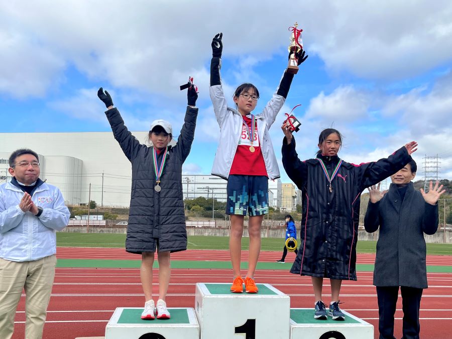 6年女子入賞の3名！1位から順に、関口さん、森貞さん、井上さん。関口さんのタイムは大会歴代6位に入ります！