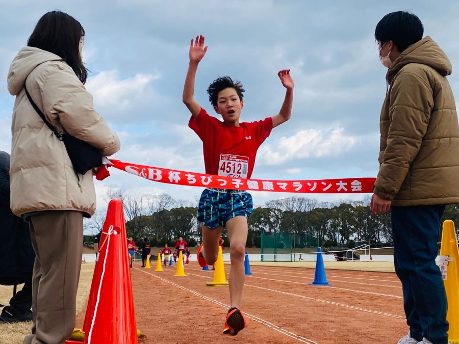 4年女子優勝の隈部さん！