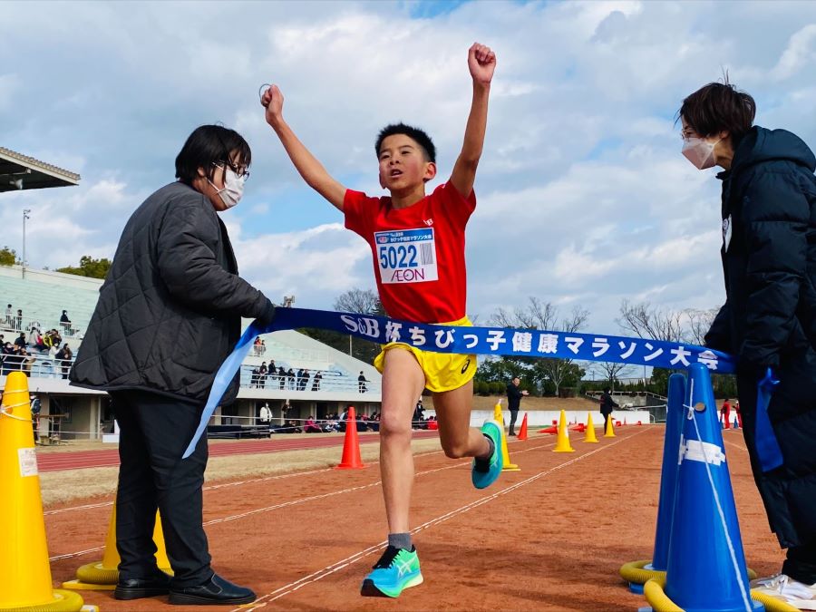 5年男子優勝の塚本くん！