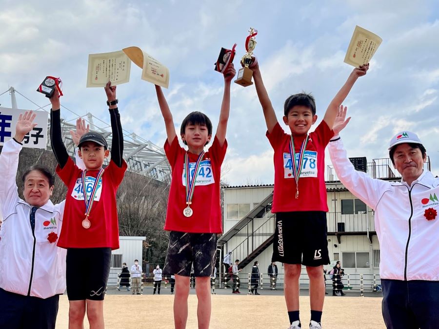 4年男子入賞の3名！左から、3位 西田くん、2位 坂口くん、1位 福田くん。