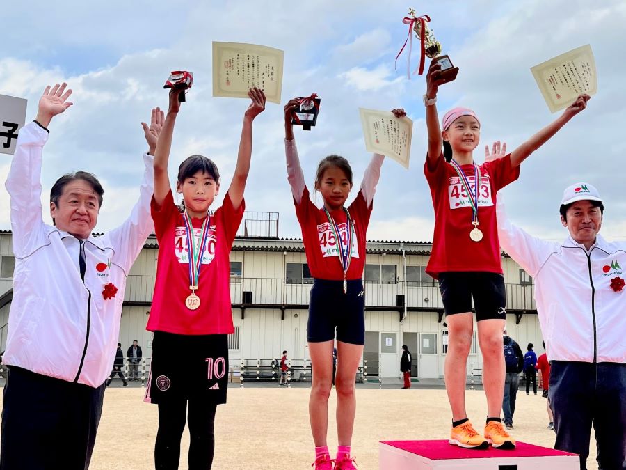 4年女子入賞の3名！左から、3位 武川さん、2位 林さん、1位 田口さん。