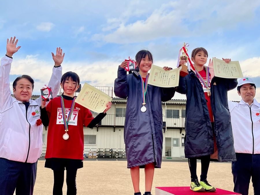 5年女子入賞の3名！左から、3位 草薙さん、2位 森田さん、1位 小林さん。