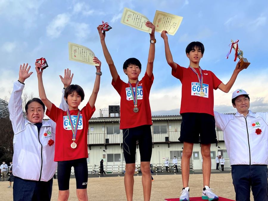 6年男子入賞の3名！左から、3位三日尻くん、2位 松下くん、1位 多田くん。