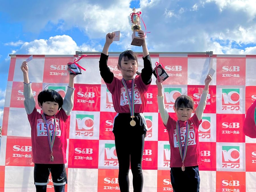 1年女子入賞の3名！左から、2位 向久保さん、1位 竹下さん、3位 松尾さん