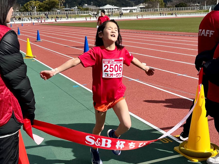 2年女子優勝の青木さん！5分46秒は和歌山大会歴代4位タイに入るタイムです