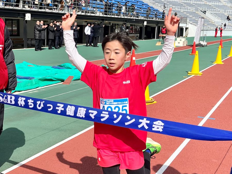 4年男子優勝の堀内くん！