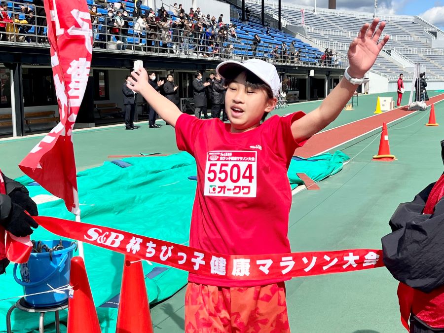 5年女子優勝の弓出さん！