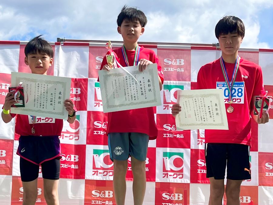 6年男子入賞の3名！左から、2位 西川くん、1位 東出くん、3位 田中くん