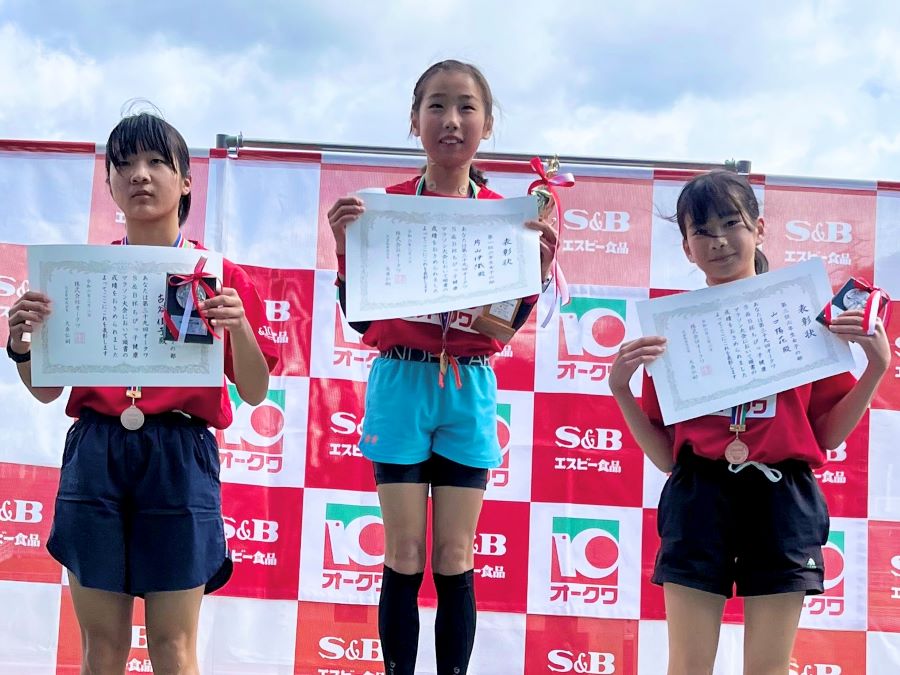 6年女子入賞の3名！左から、2位 古谷さん、1位 片山さん、3位 山口さん