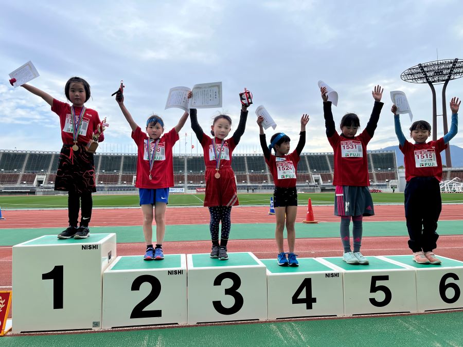 1年女子入賞の6名！1位から順に、越智さん、二宮さん、井下さん、髙原さん、田原さん、佐藤さん。