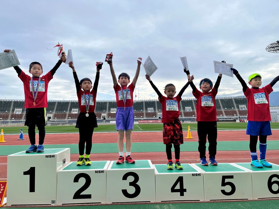 2年男子入賞の6名！1位から順に、石村くん、藤岡くん、井上くん、近藤優響くん、橋口くん、近藤紋市くん。石村くんのタイムは歴代2位に入ります！