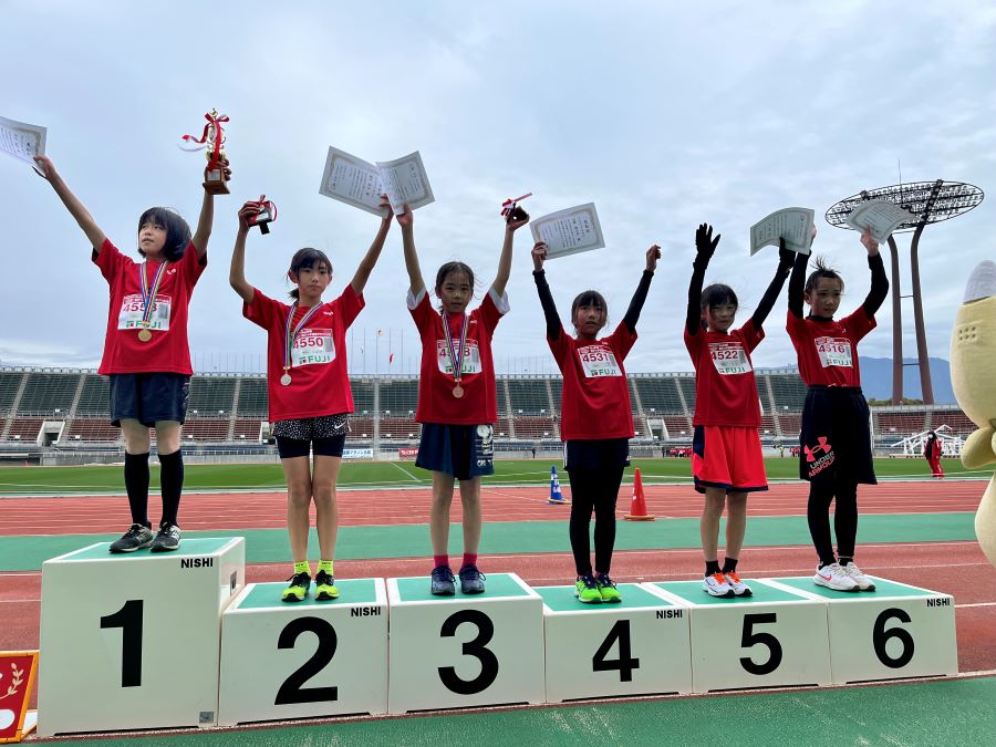 4年女子入賞の6名！1位から順に、中矢さん、鶴田さん、渡辺さん、近藤さん、菅野さん、小田さん。