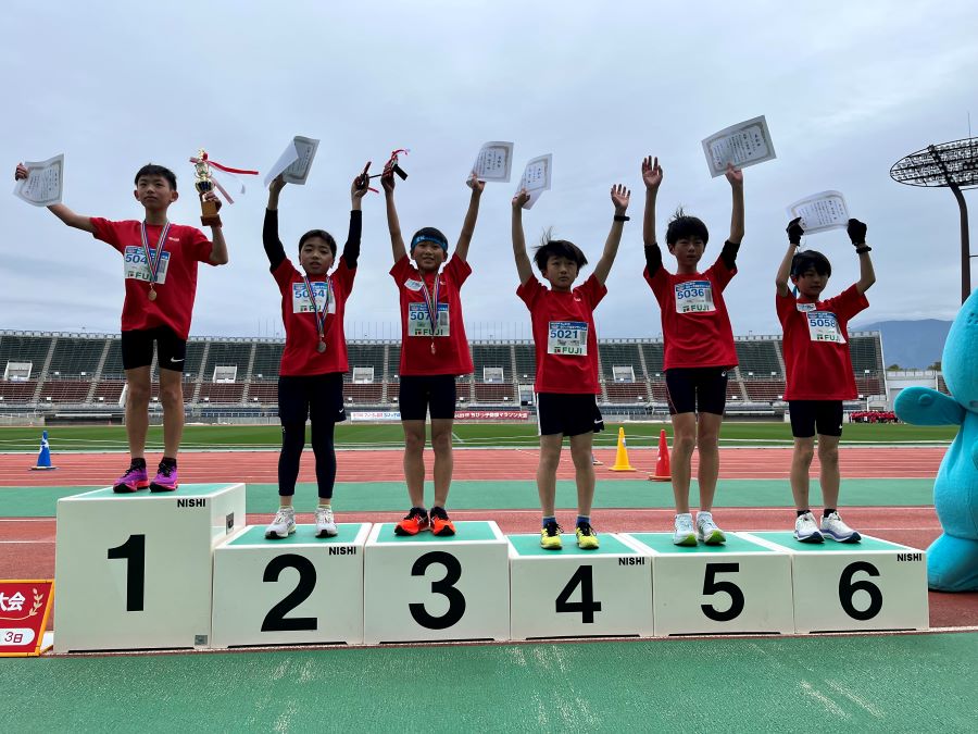 5年男子入賞の6名！1位から順に、鶴田くん、松尾くん、三田くん、小池くん、髙橋くん、藤本くん。鶴田くんの記録は大会新記録！