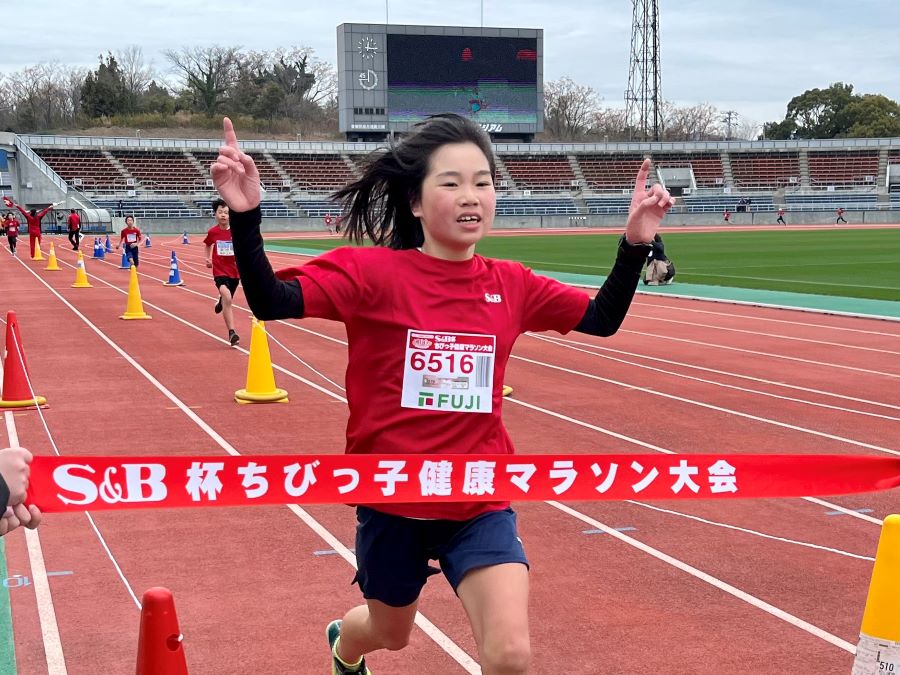 6年女子優勝の谷原さん！2位とは10秒以上の差をつけての優勝！