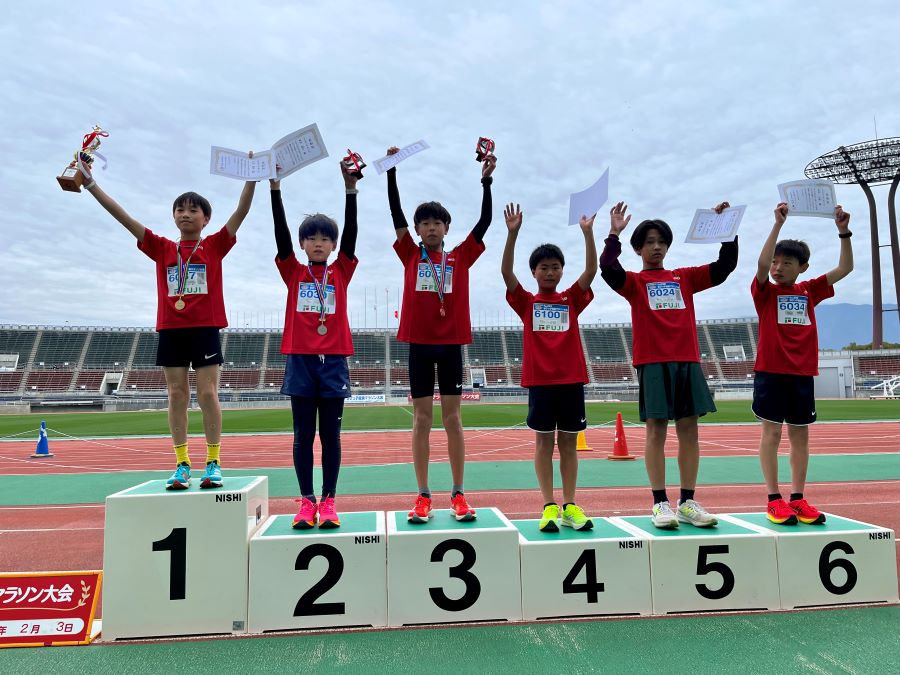 6年男子入賞の6名！1位から順に、古川くん、菊川くん、廣藤くん、森岡くん、上河内くん、木村くん。