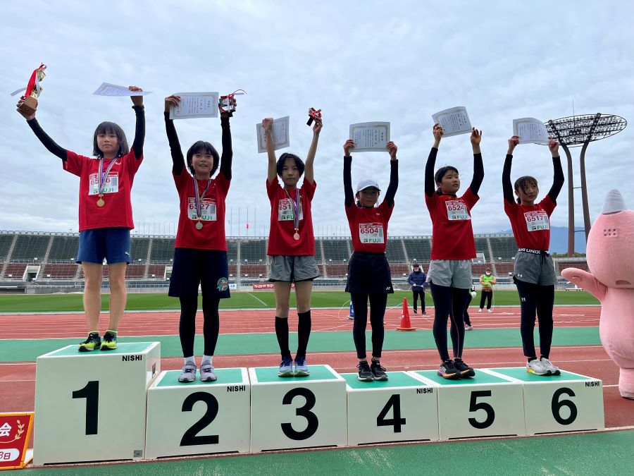6年女子入賞の6名！1位から順に、谷原さん、三好さん、秦さん、大熊さん、藤岡さん、徳永さん。