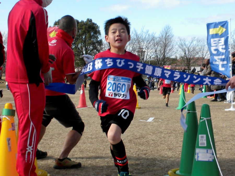 2年男子の采野くん、力強い走りで優勝！