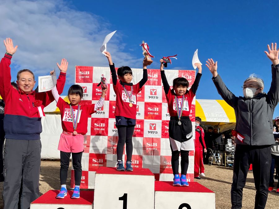 1年女子入賞の3名！1位から順に、堀田さん、村井さん、齋藤さん。