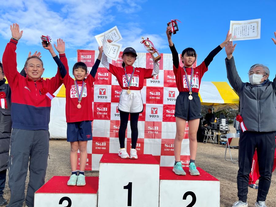 2年女子入賞の3名！1位から順に、浮田さん、香川さん、佐藤さん。