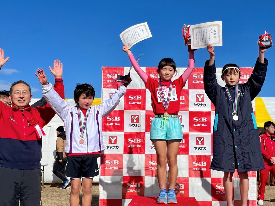 3年女子入賞の3名！1位から順に、佐野さん、山下さん、日下さん。佐野さんのタイムは愛知大会歴代2位！