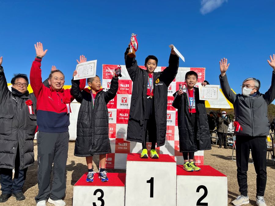 4年男子入賞の3名！1位から順に、山口凱大くん、山口蒼大くん、犬飼くん。