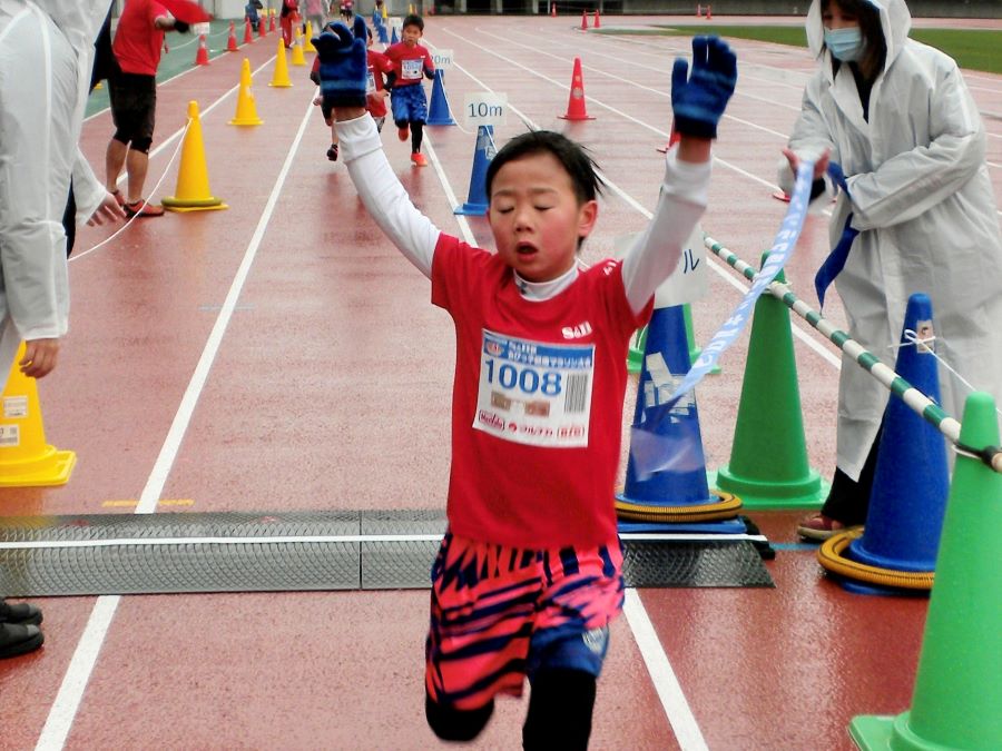 1年男子優勝の和泉くん！後ろの2位争いは接戦でした