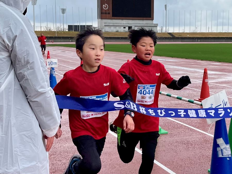 4年男子の優勝争い！左が優勝の近藤くん、右が原田くん