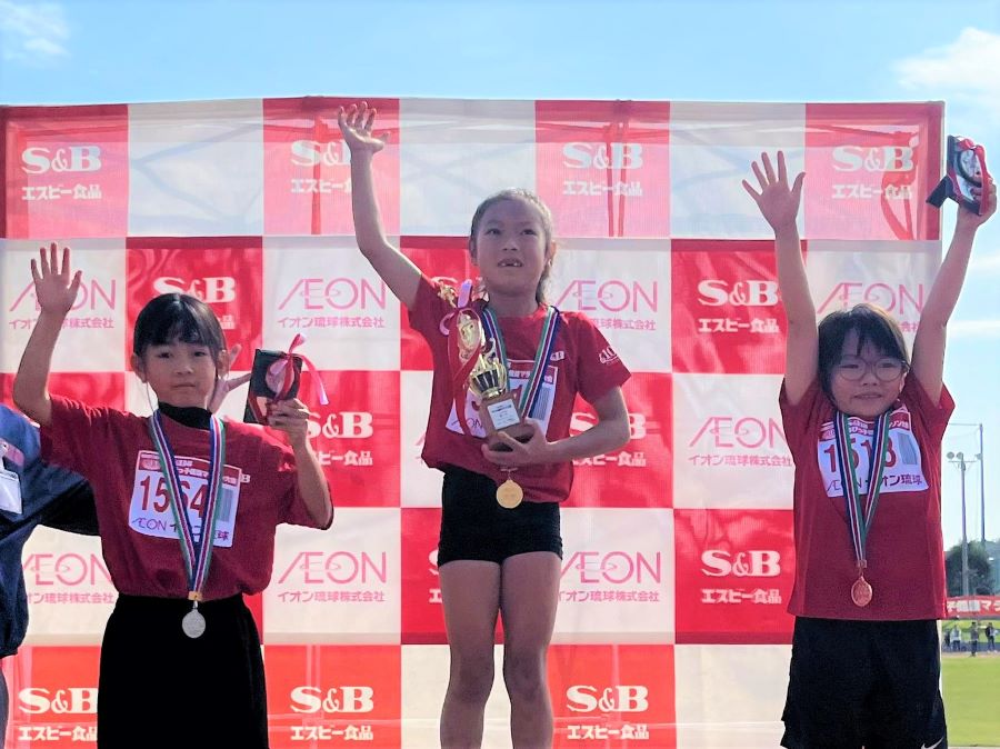 1年女子入賞の3名！左から、2位 山城さん、1位 星田さん、3位 金城さん！
