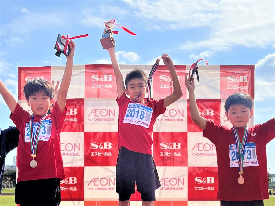 2年男子入賞の3名！左から、2位 小那覇 くん、1位 川前くん、3位 森くん！川前くんのタイムは沖縄大会新記録！