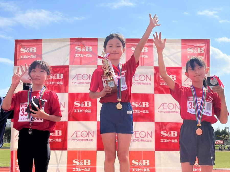 3年女子入賞の3名！左から、2位 花城さん、1位 古堅さん、3位 島﨑さん！