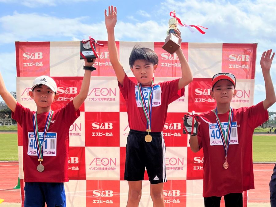 4年男子入賞の3名！左から、2位 宮里 くん、1位 大木くん、3位 新垣くん！