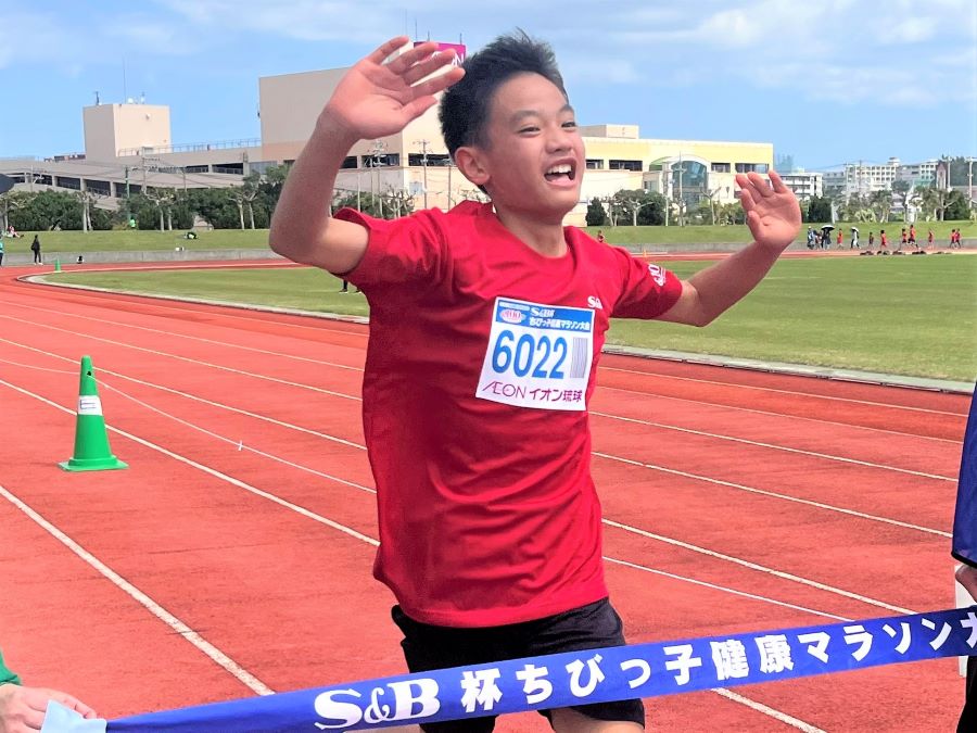 6年男子優勝の金城くん！