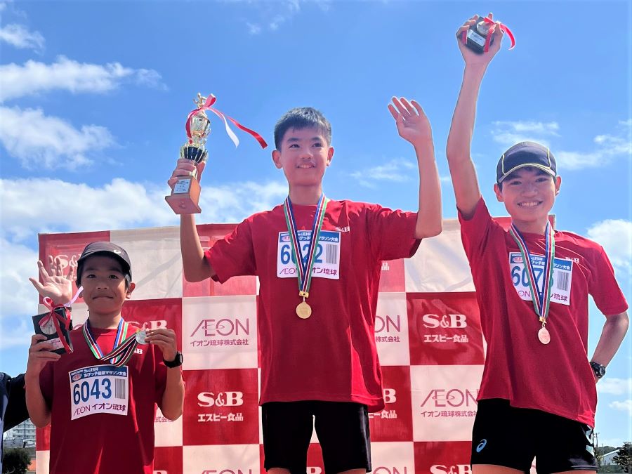 6年男子入賞の3名！左から、2位 知名 くん、1位 金城くん、3位 與那覇くん！
