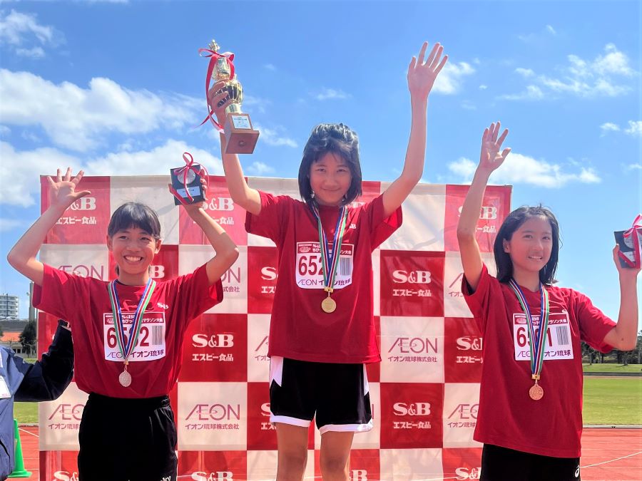 6年女子入賞の3名！左から、2位 松田さん、1位 高橋さん、3位 安里さん！