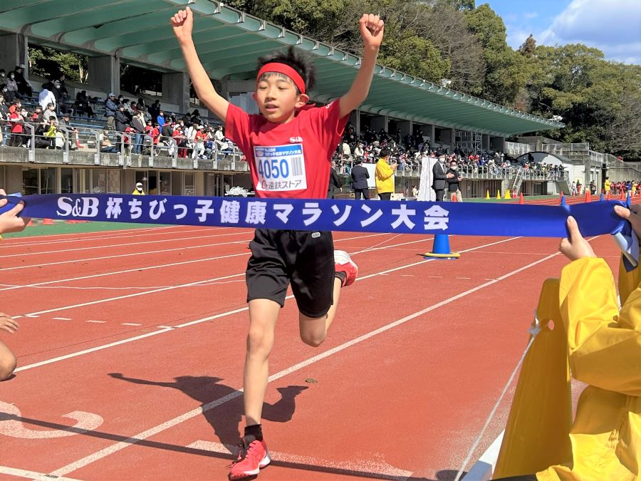 4年男子優勝の萩原くん！