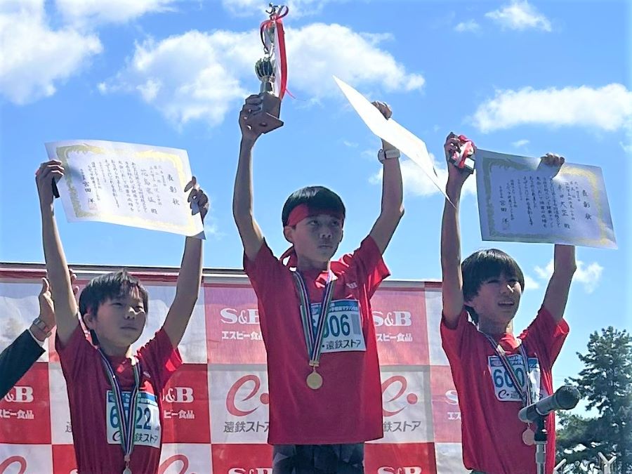 6年男子入賞の3名！左から、2位 花島くん、1位 尾城くん、3位 赤田くん