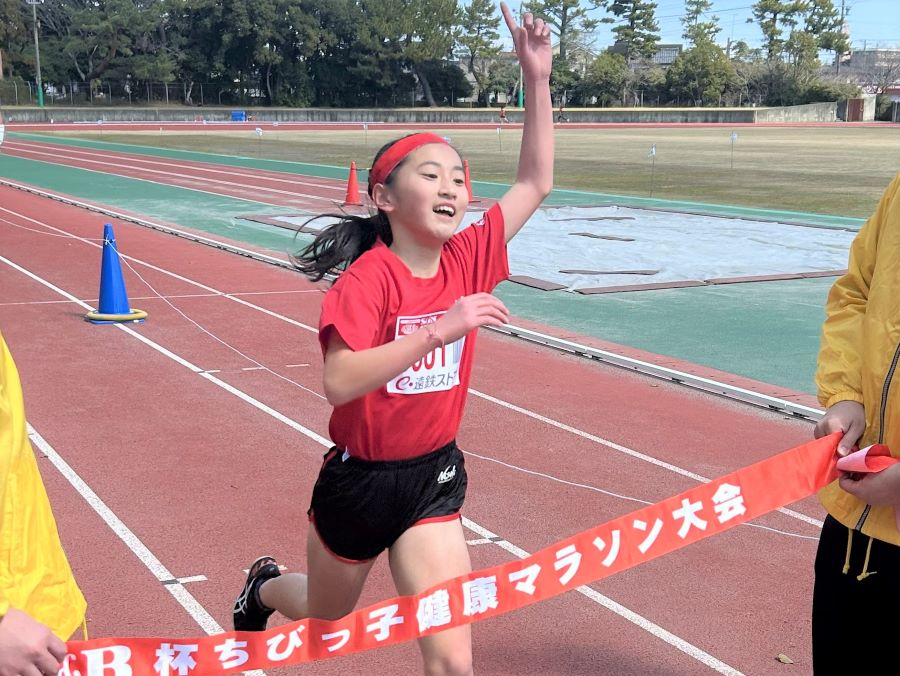 笑顔でゴールの6年女子優勝 浅原さん！