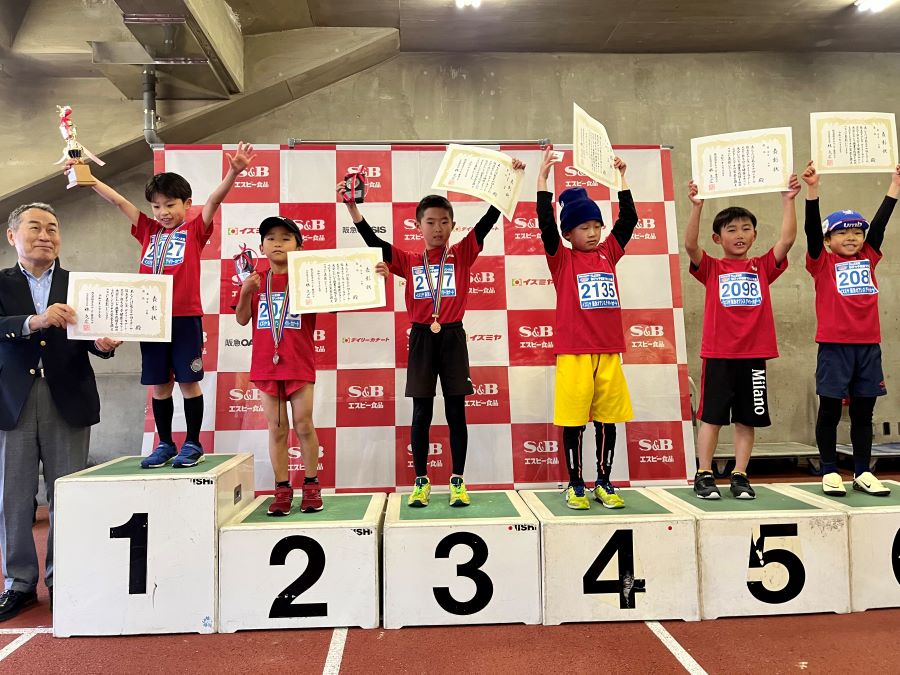 2年男子入賞の6名。1位から順に、山下くん、久保くん、松原くん、米山くん、西村くん、中島くん