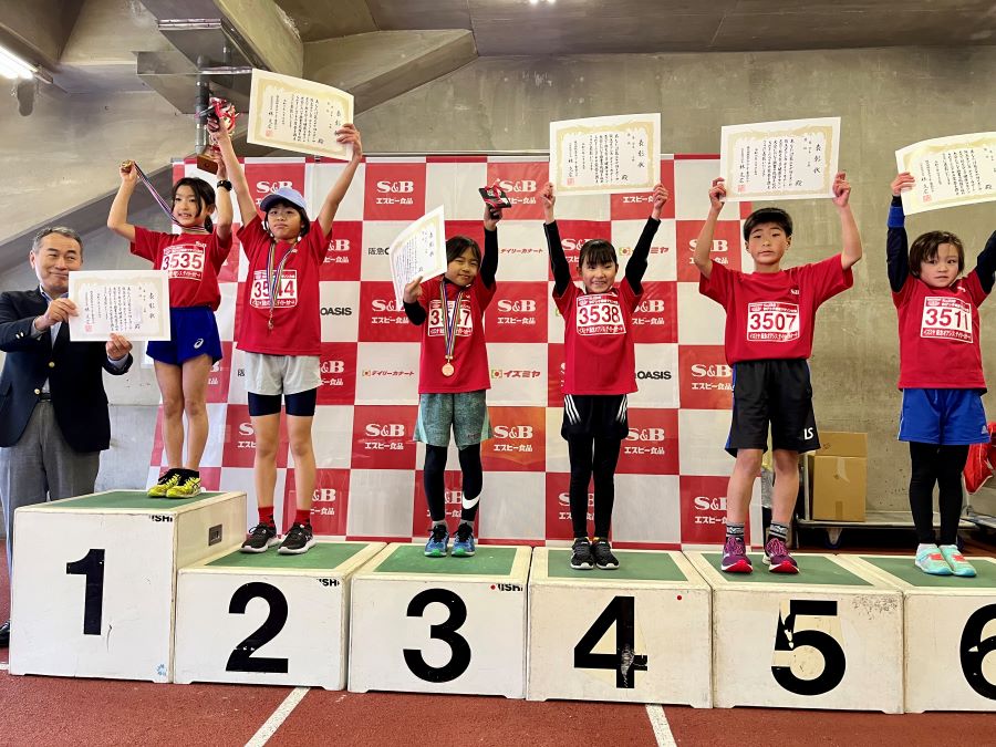 3年女子入賞の6名。1位から順に、田中さん、中川さん、西村さん、堤さん、乾さん、近江さん