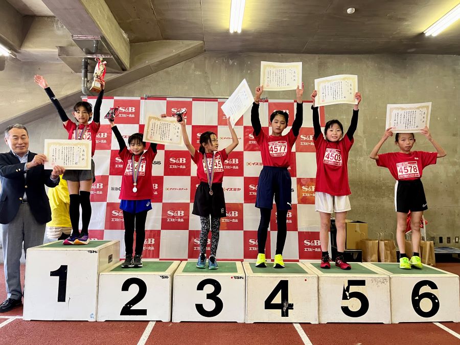 4年女子入賞の6名。1位から順に、青木さん、神農さん、地石さん、保田さん、有澤さん、山口さん